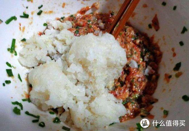 白萝卜丝用做饺子馅时，是直接焯一下还是用盐渍出水分，哪种方式较好？