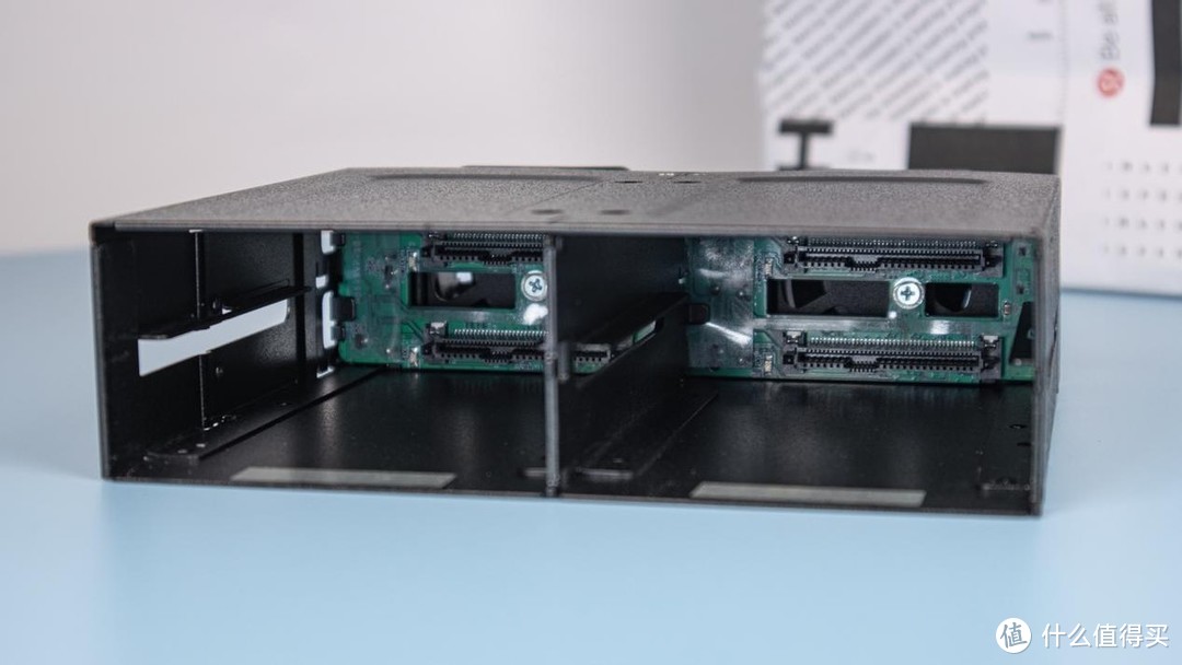 企业级装机必备推荐 不用拆机的4盘位U.2 硬盘抽取盒