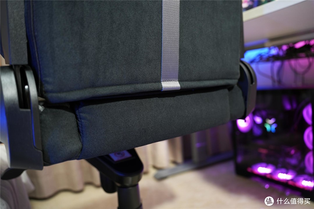 电竞房标配 潮流舒适兼具 BLACKLYTE 逐夜潮牌电竞椅L410使用体验