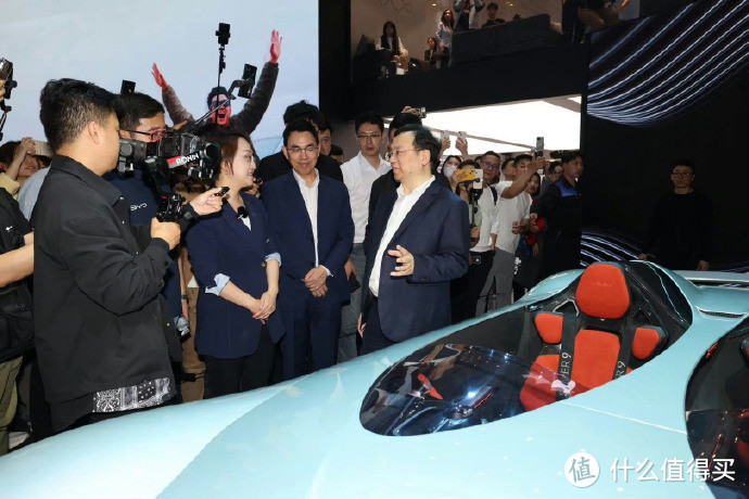 王传福在方程豹展台大赞方程豹，中国新能源车走上了个性化的新台阶