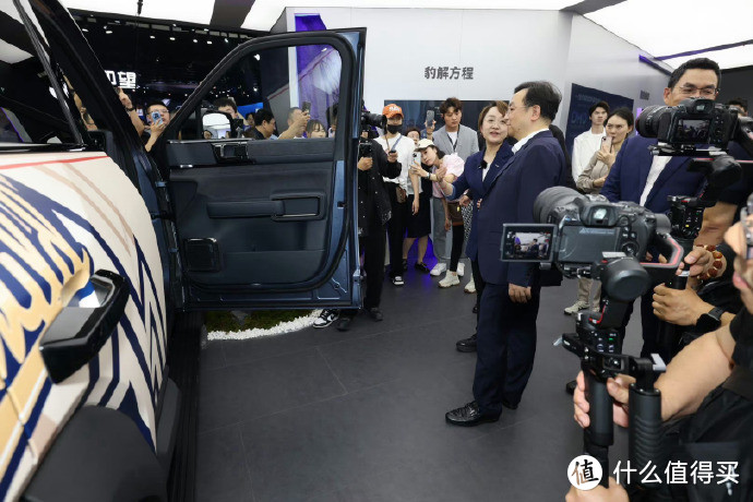 王传福在方程豹展台大赞方程豹，中国新能源车走上了个性化的新台阶
