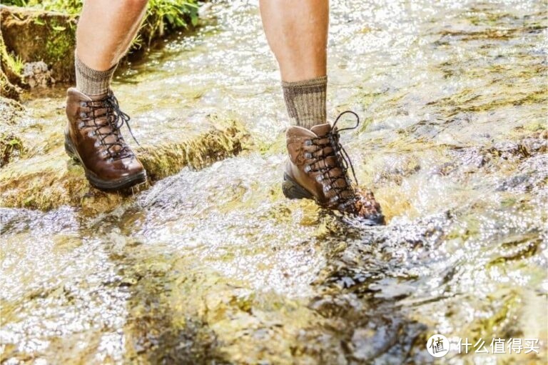 户外徒步鞋选购指南：材质、防水透气性与品牌推荐