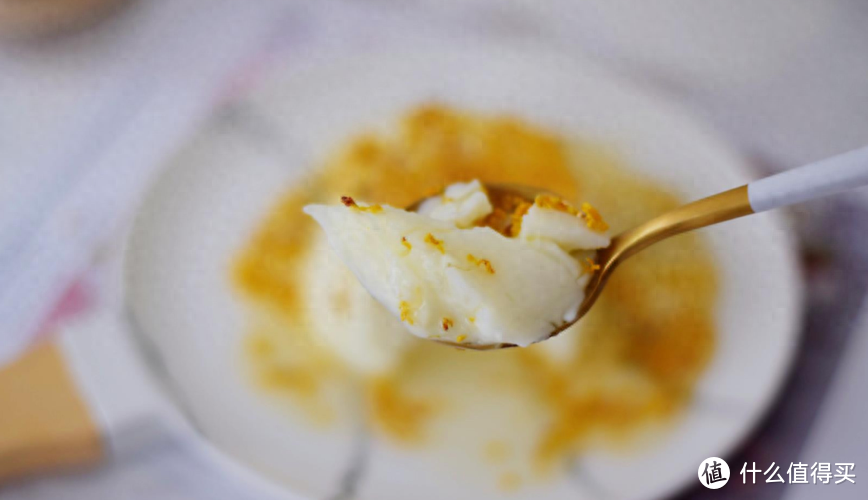 夏日炎炎来上一碗自制的桂花奶冻吧，口感细腻超级简单