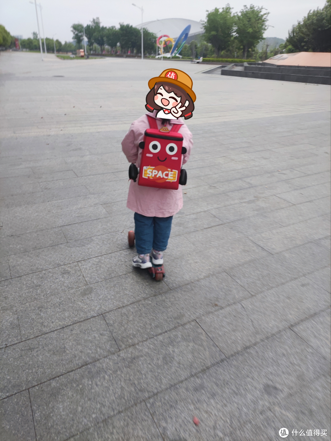 这是今天早上她骑小茶去幼儿园的照片，新鲜着呢