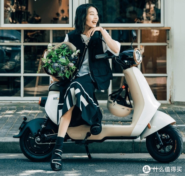 九号（Ninebot）Q90电动自行车：时尚外观、智能功能