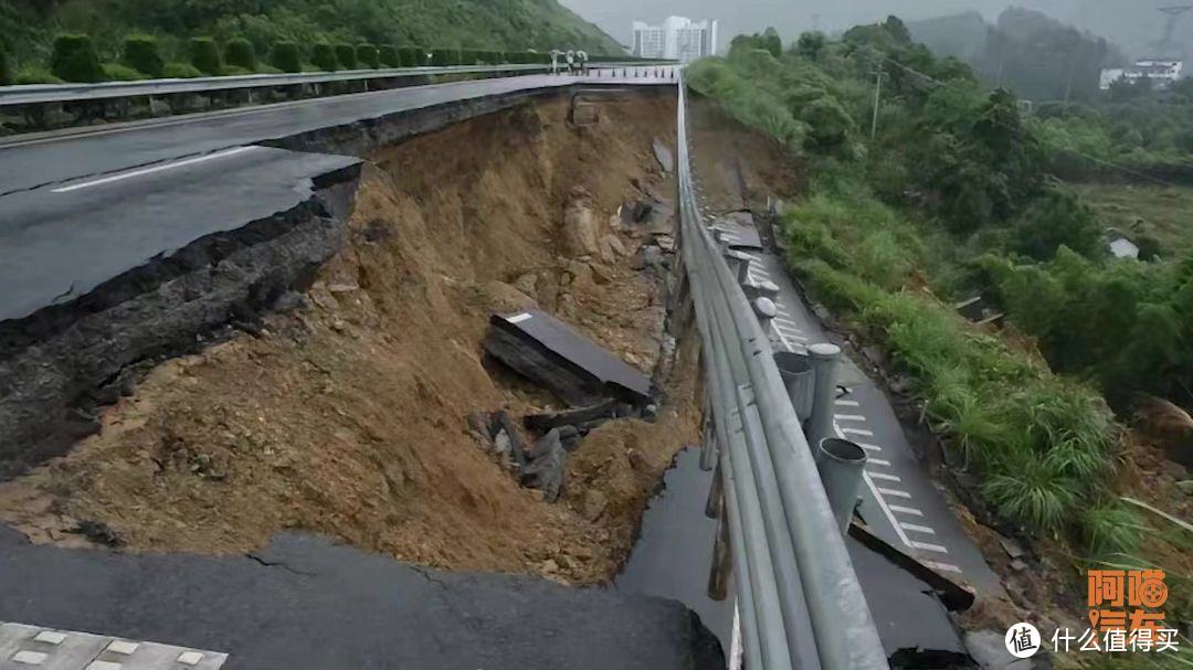 广东梅大高速塌陷事故，生命的教训让人警醒，尽量不要夜间跑高速