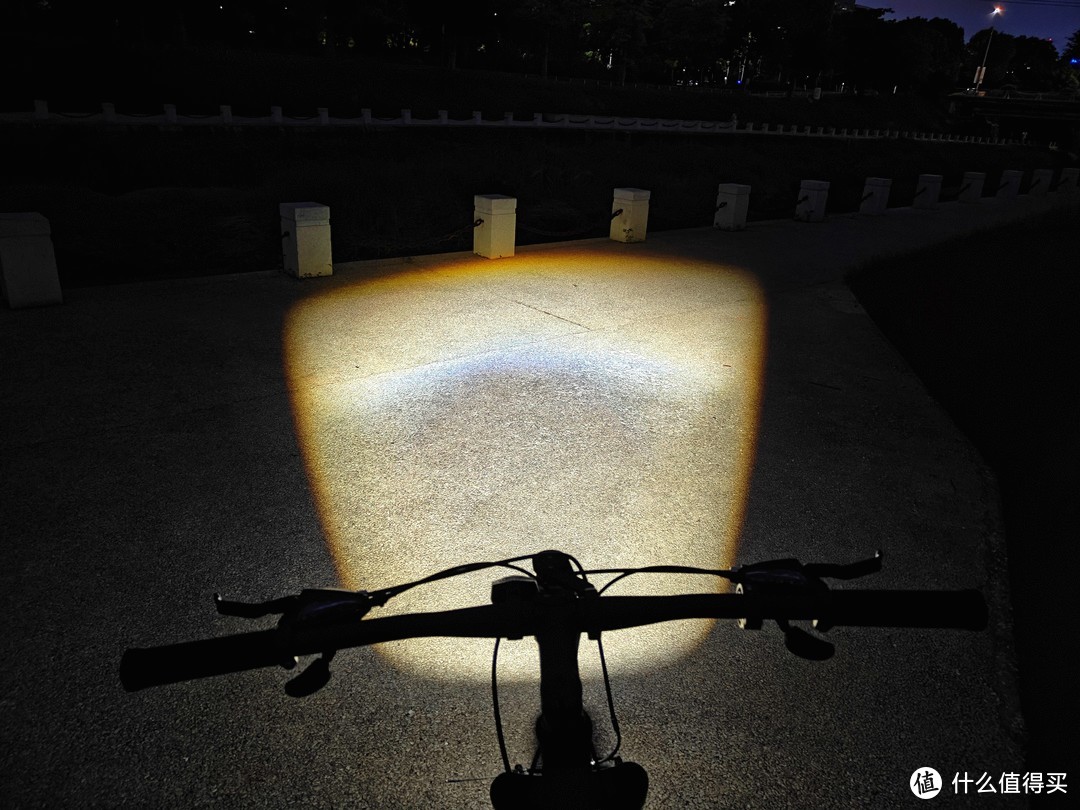 截止线骑行灯照亮夜骑的路，迈极炫CBL1600X智能吊装截止线骑行灯体验