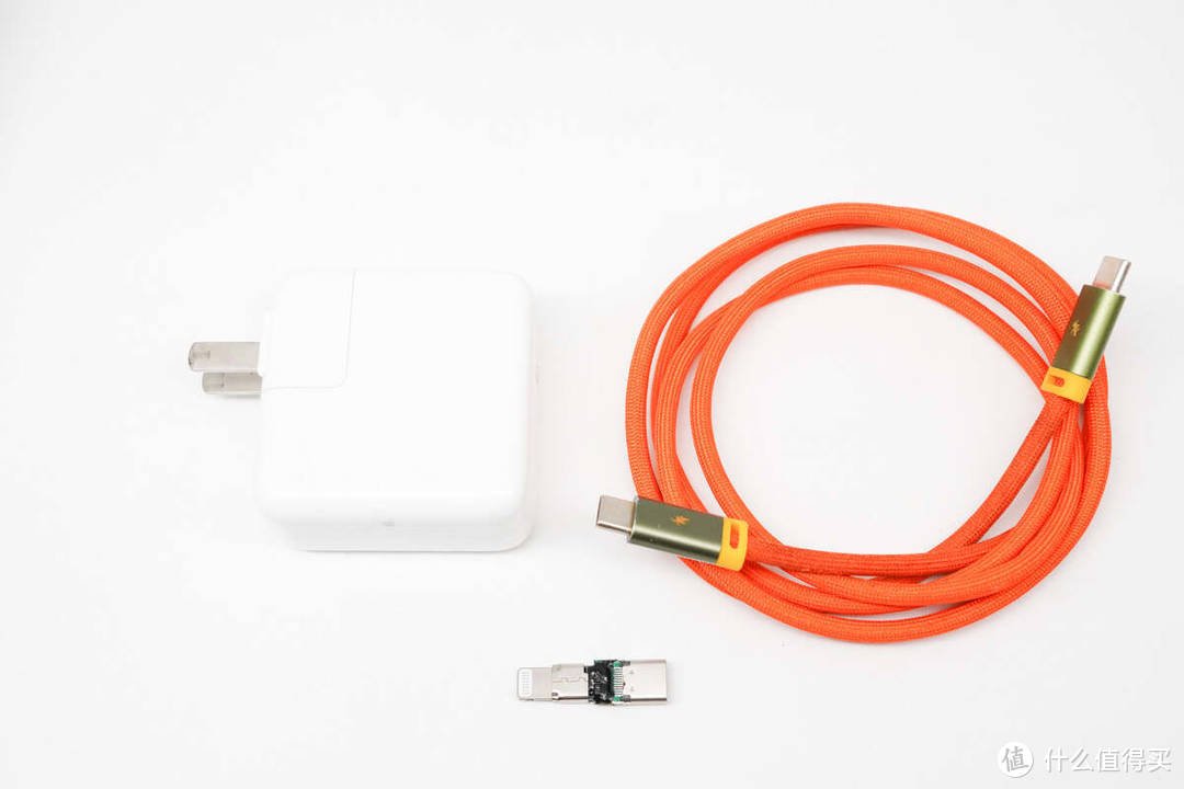 符合苹果MFi认证，充电传输与原装无异，乐联USB-C转Lightning母座评测