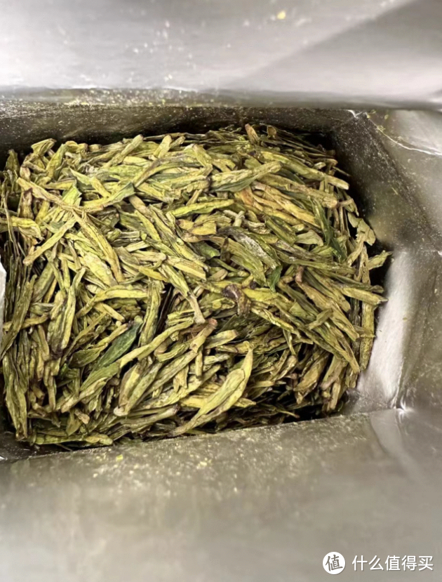今年梅家坞的龙井—老实说，卖相比早茶种差的远，但是味道确实也好不少
