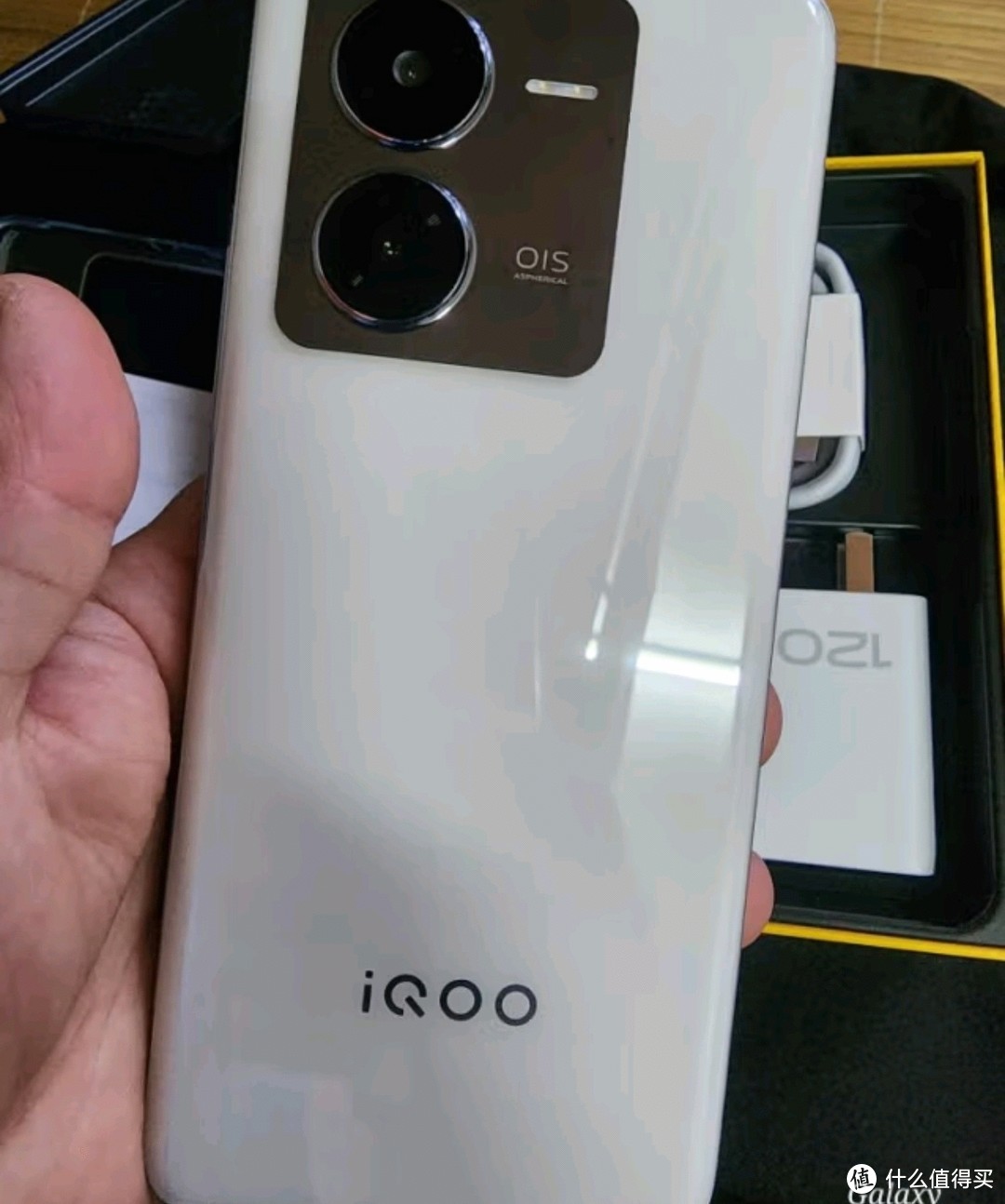 手机推荐之vivo iQOO Z8 8GB+256GB 月瓷白 天玑 8200 120W超快闪充  5000mAh超长续航 5G手机
