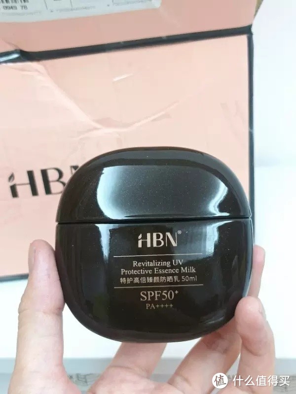 HBN黑盾防晒霜乳超高倍SPF50+，以其清爽防水防汗的特性，成为当下市场上的防晒佳品。