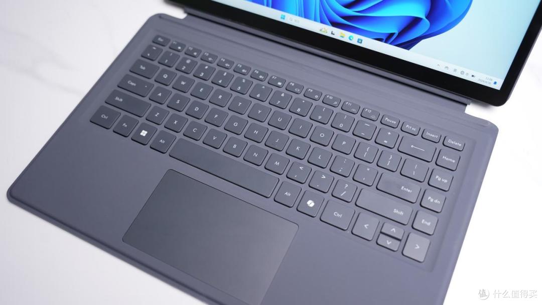 平板电脑的正面其实都相差不大,铭凡 v3搭载一块14英寸大屏,16:10黄金