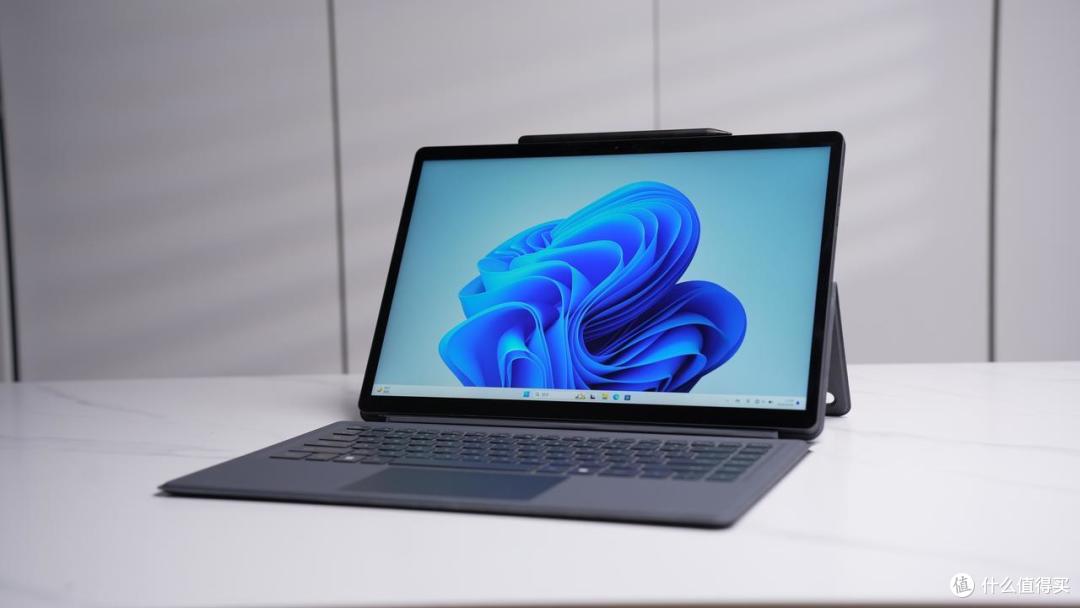 平板电脑的正面其实都相差不大,铭凡 v3搭载一块14英寸大屏,16:10黄金