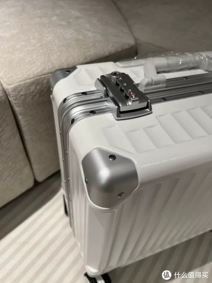 DTA行李箱女小型登机箱18寸与20寸：轻便密码旅行箱的深度解析