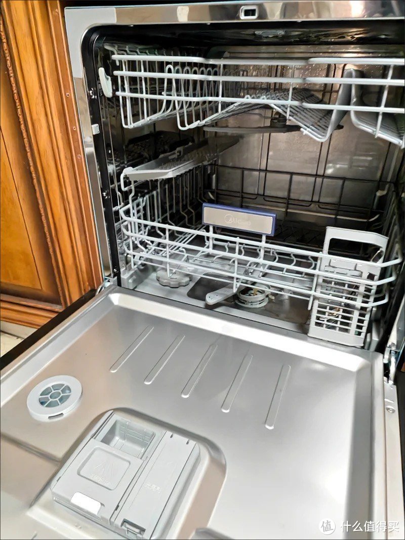 洗碗机是一种现代化的厨房电器，