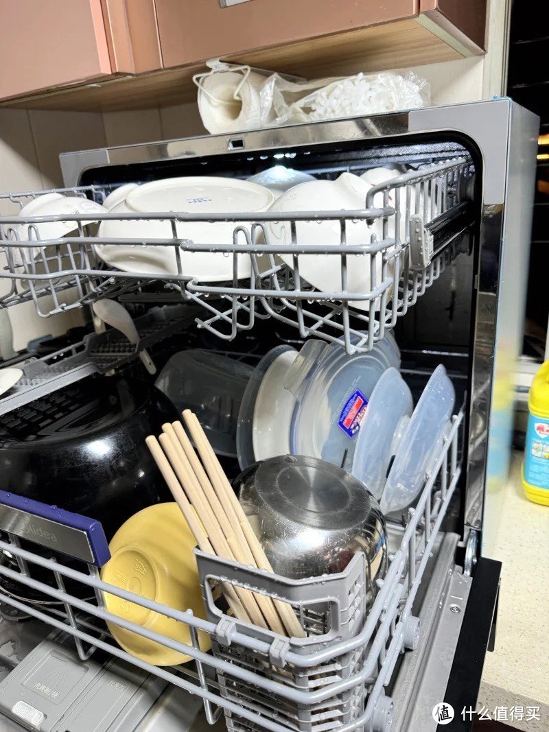 洗碗机是一种现代化的厨房电器，