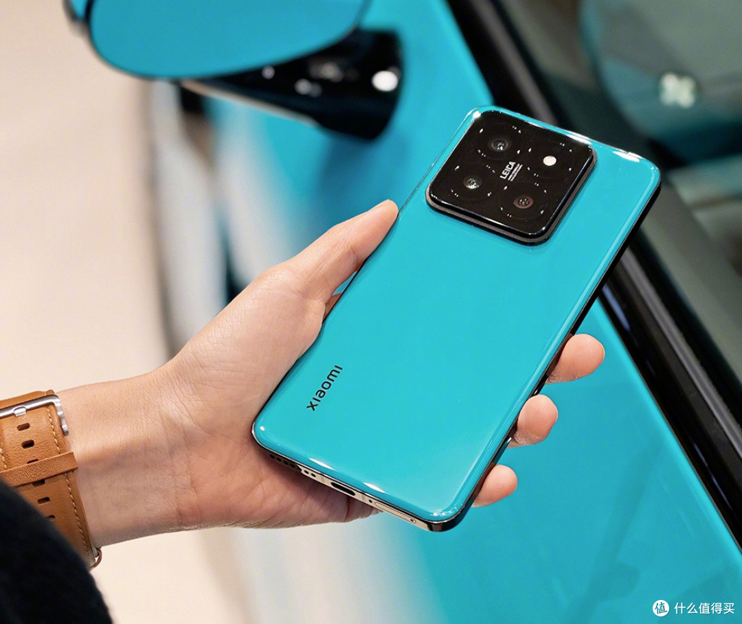 小米14 pro充分考虑到用户的使用习惯,相机部分的凸起没有那么严重