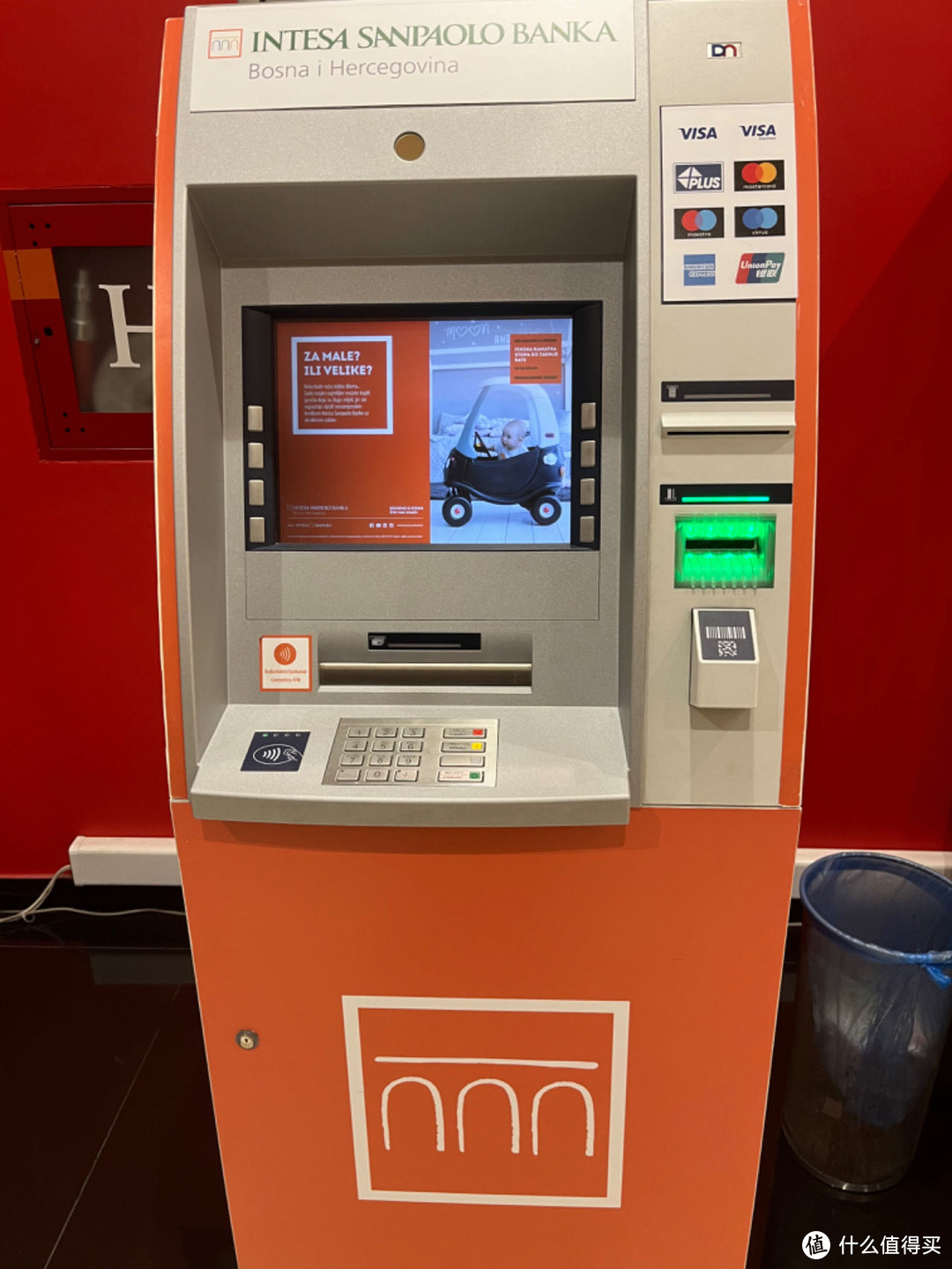 这台是在莫斯塔尔一个大商场里发现的，标有3个n的取款机，很好认，但并不是所有该银行的网点都有ATM取款机