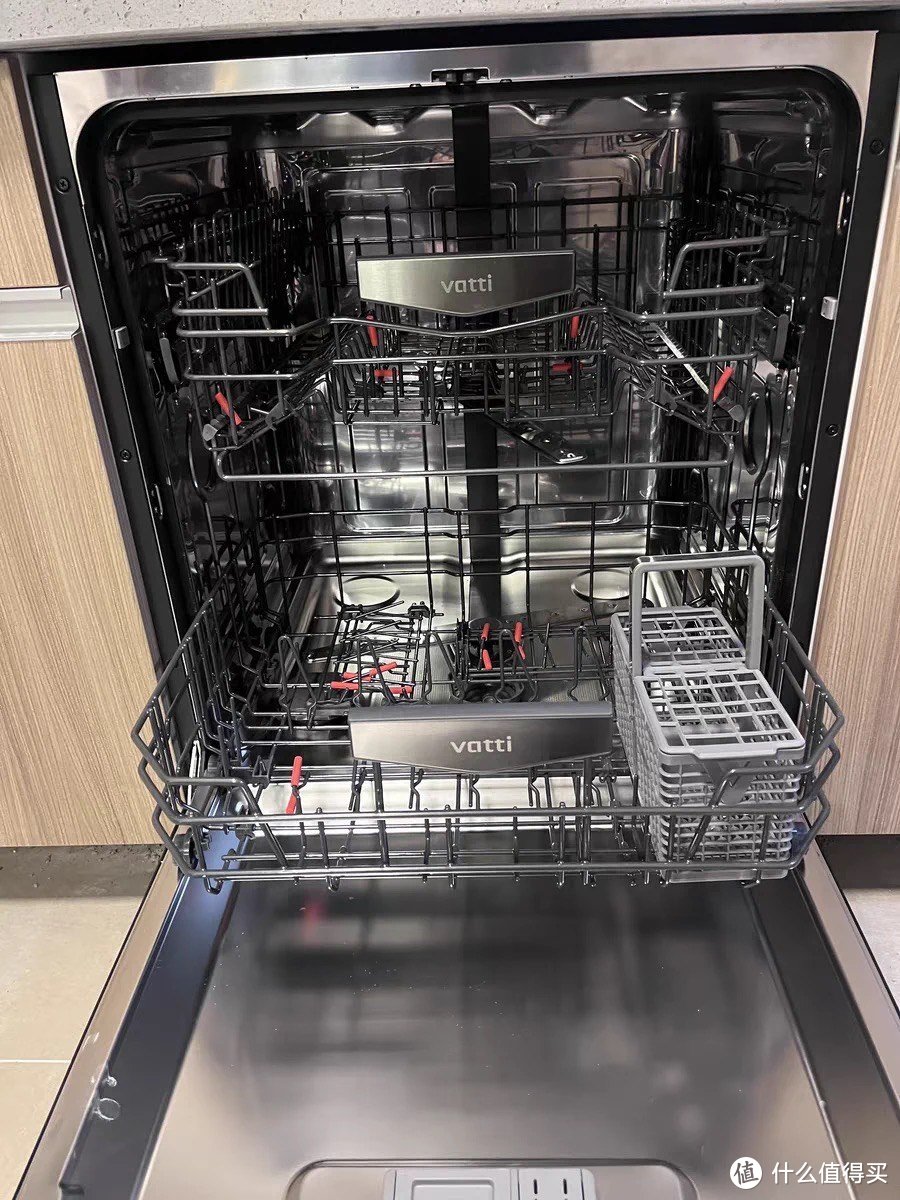 华帝洗碗机以其独特的变频全域洗技术和家用全自动独立嵌入式设计，成为了现代家庭厨房的理想之选。