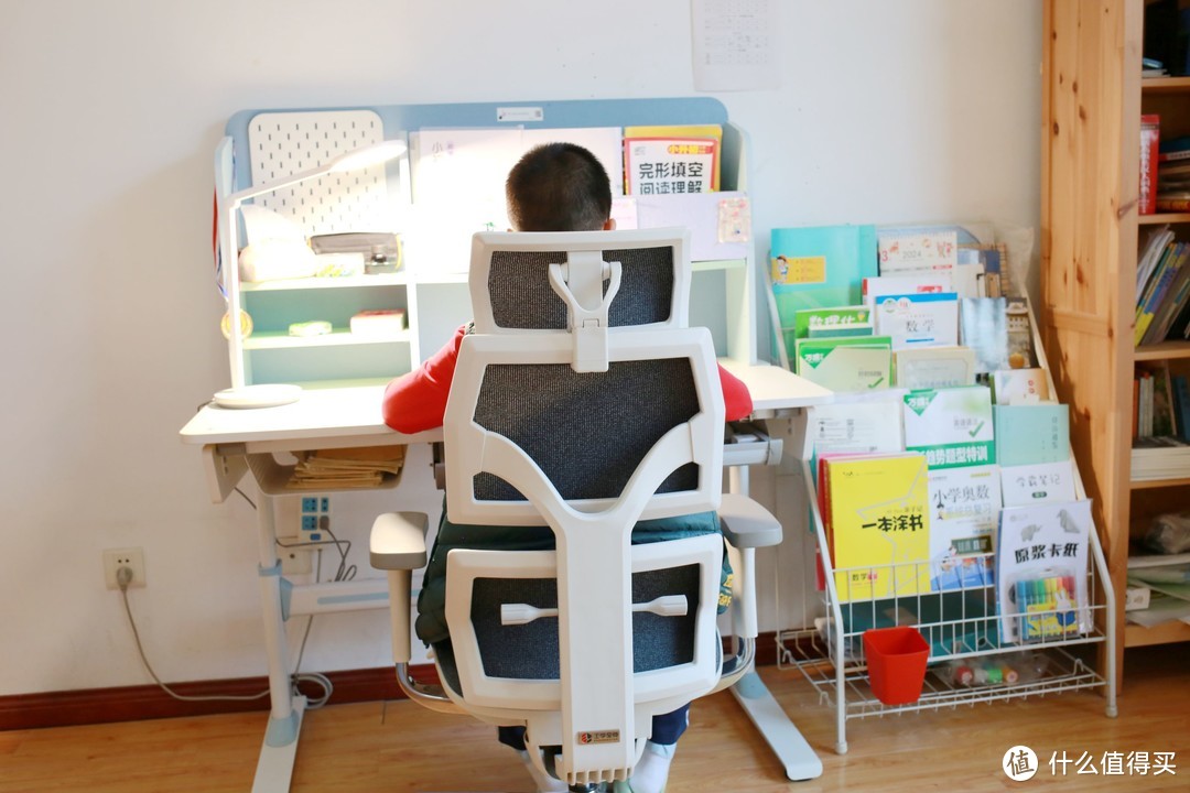 支撑颈椎、腰椎、尾椎，久坐不累！工学至尊i5人体工学椅守护孩子脊椎发育！