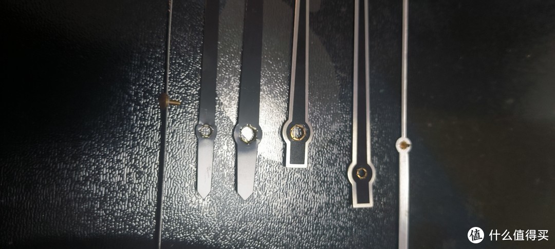 左边全黑新指针，右边银包黑旧指针，旧针铜套比新针直径小了一圈，并不通用