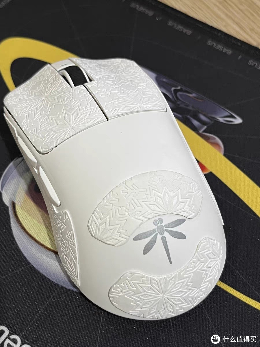 VGN蜻蜓F1游戏鼠标——轻量化设计搭载双模连接，高性能长续航的电竞利器