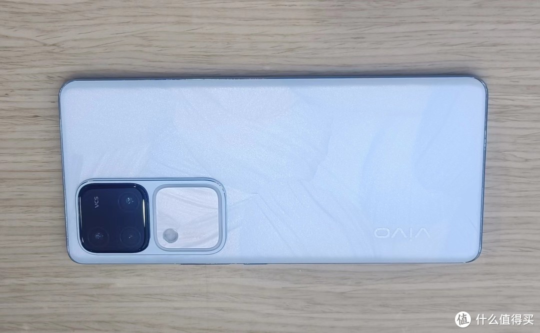 微曲屏照拍双补光的vivo S18 Pro手机