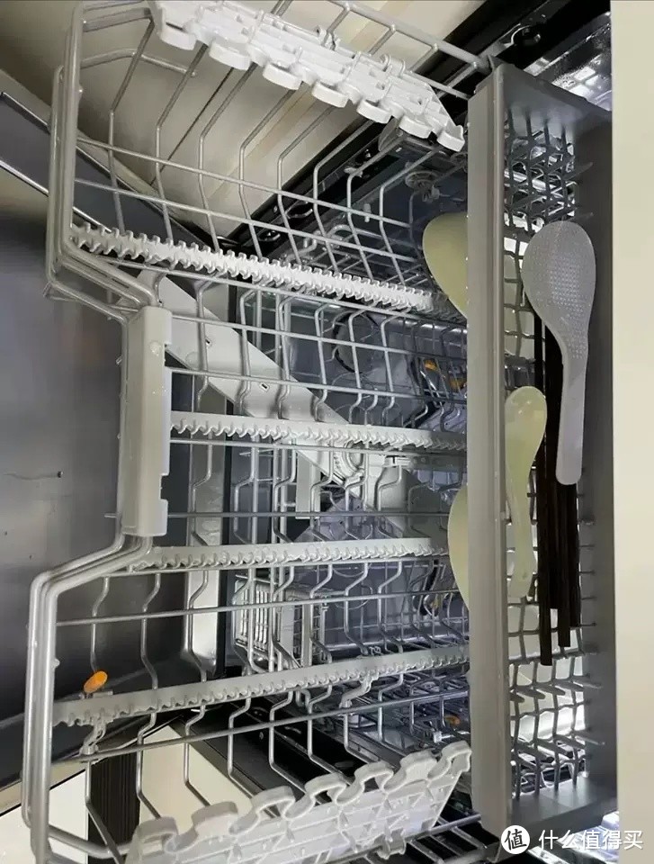 美的热旋双擎洗碗机，是一款集高效洗涤、快速烘干与智能操作为一体的厨房神器。