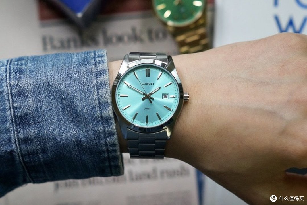 前几年,卡西欧小金表火了一把,全金色的a168wg-9是其中的热销款式之一