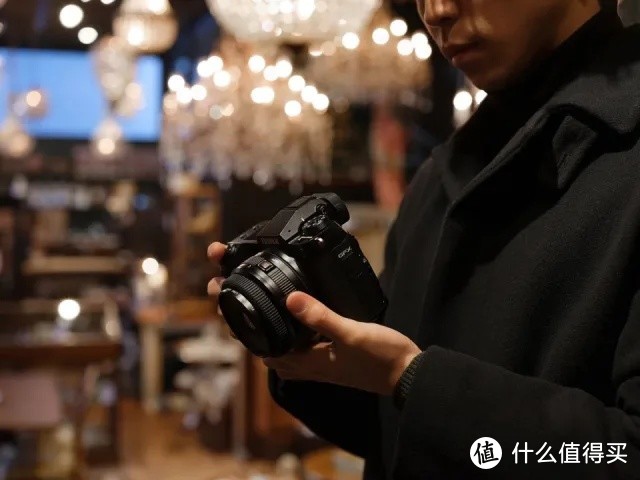Fujifilm GFX 100S 中幅相机比前代更轻、更便宜