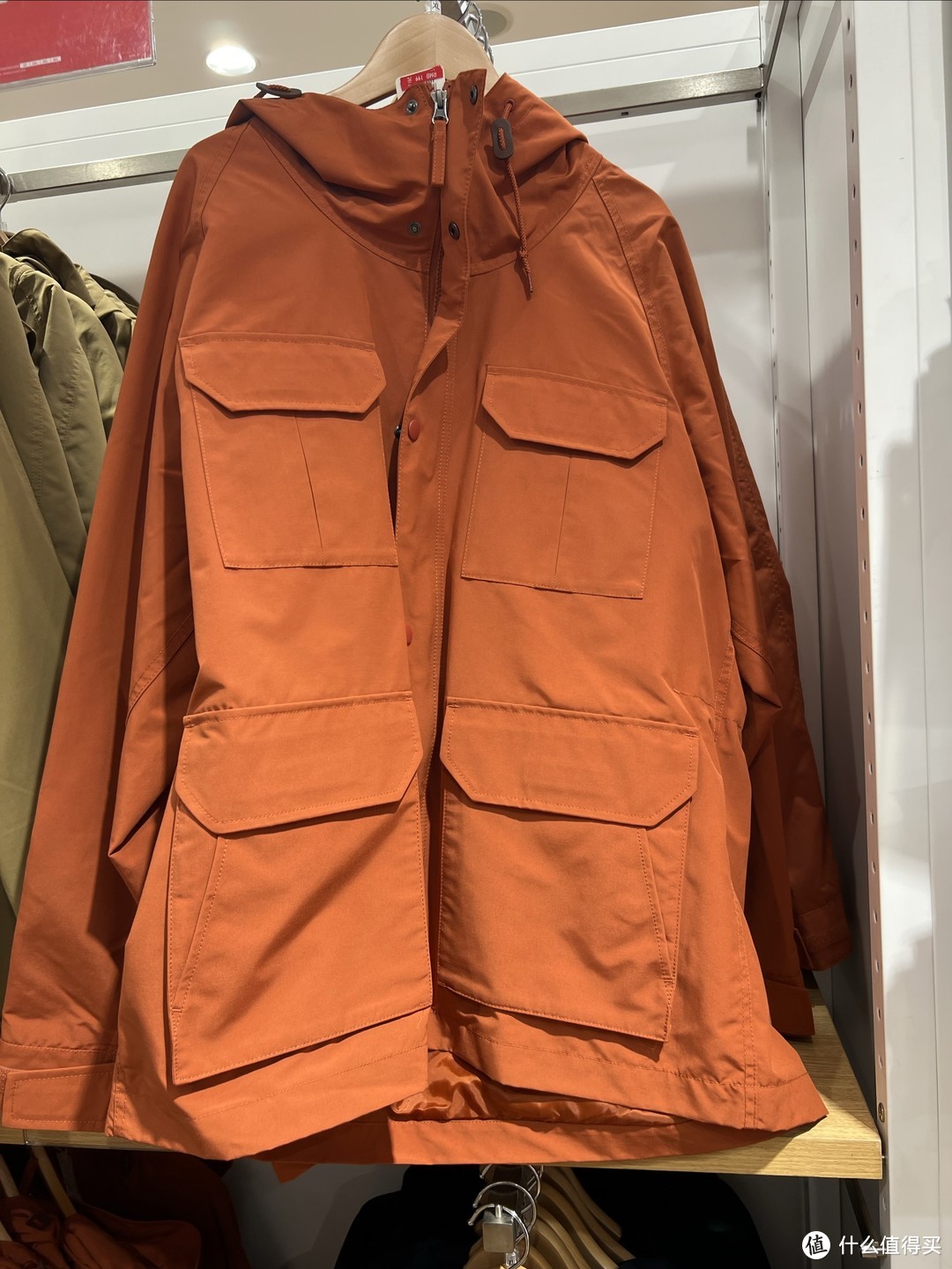 优衣库的一款登山服，早几天价格真的从原价的599元到了199元了！