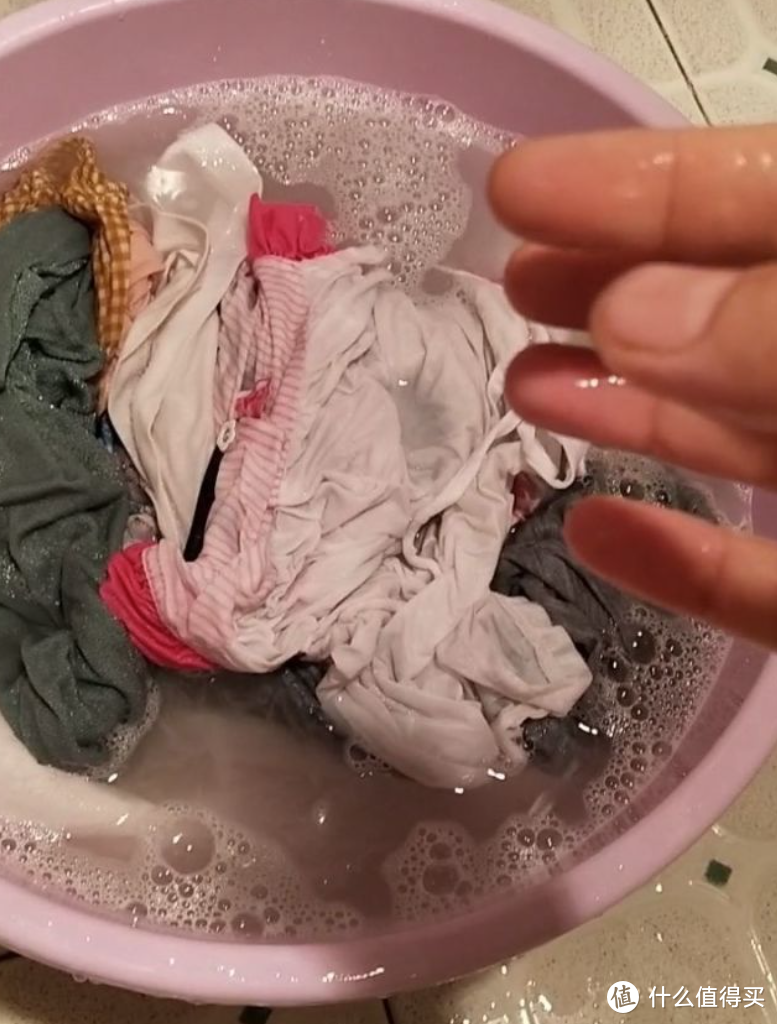 洗衣服到底要不要浸泡1小时？许多人做错，难怪衣服都是臭的！