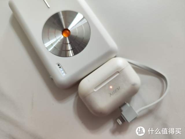 西圣磁吸移动电源苹果手机充电新方式，有线无线磁吸二合一