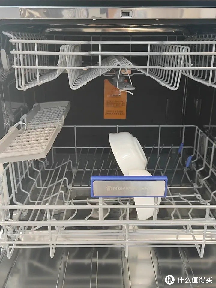 这款洗碗机以其独特的设计和强大的功能性，成为了现代家庭厨房中不可或缺的一员。