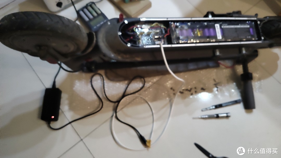 制作一根电线 连接充电器和电池插头