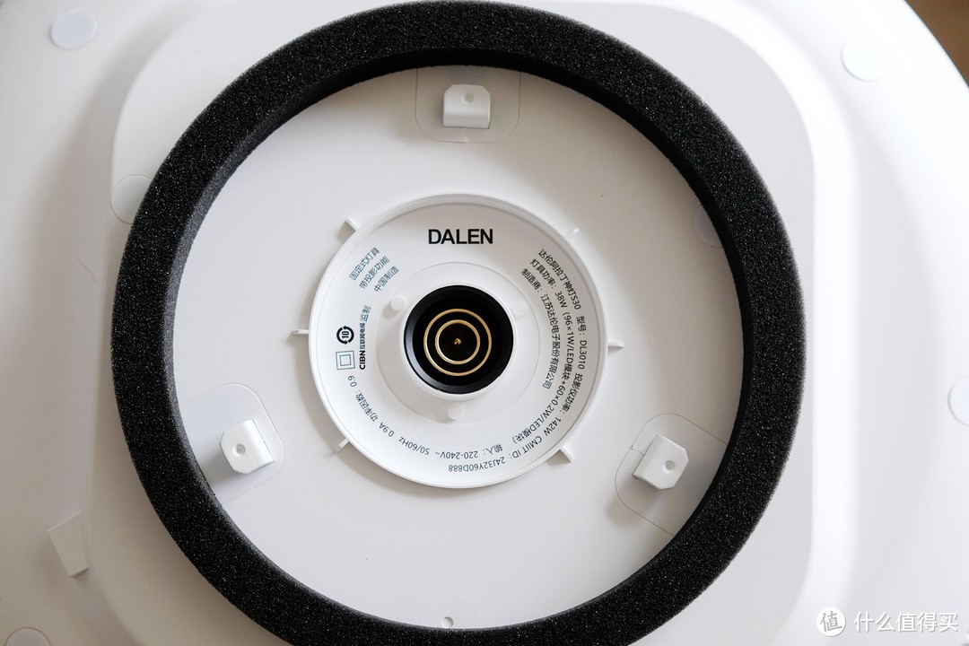 “高高在上”的达伦阿拉丁S30 投影仪：投影仪、护眼照明、无线音响3合1！
