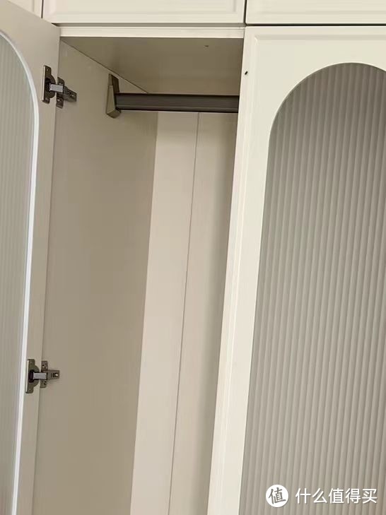 实木衣柜卧室平开门柜子：高端设计与实用性的完美结合