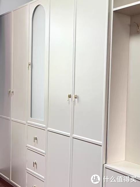 实木衣柜卧室平开门柜子：高端设计与实用性的完美结合