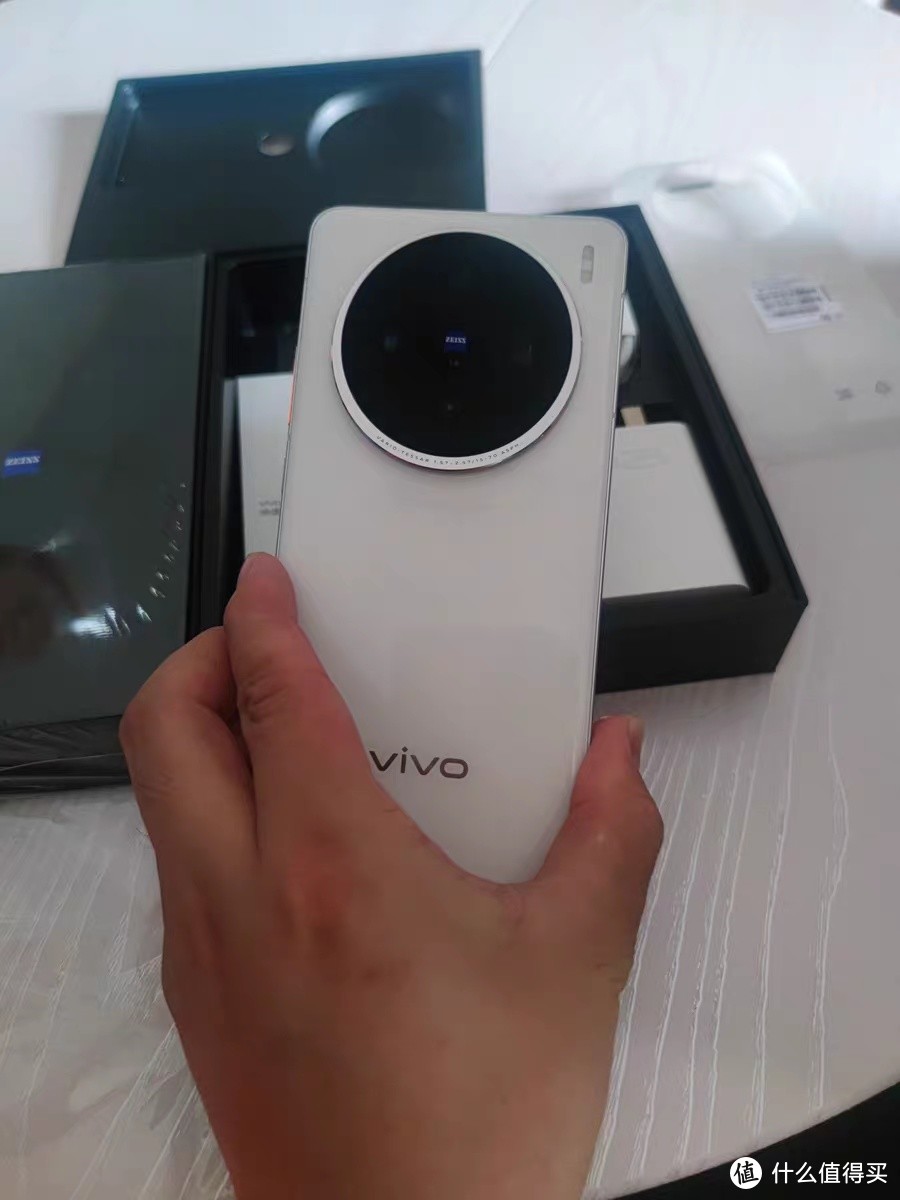 vivo X100s震撼发布！蓝晶外观与天玑9300芯片的完美融合