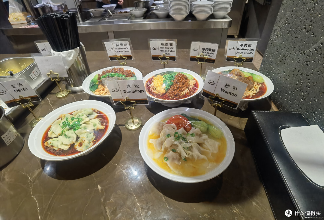 面档的种类还是挺多的非常正餐时间就没有热食了面包沙拉酸姐,甜品等