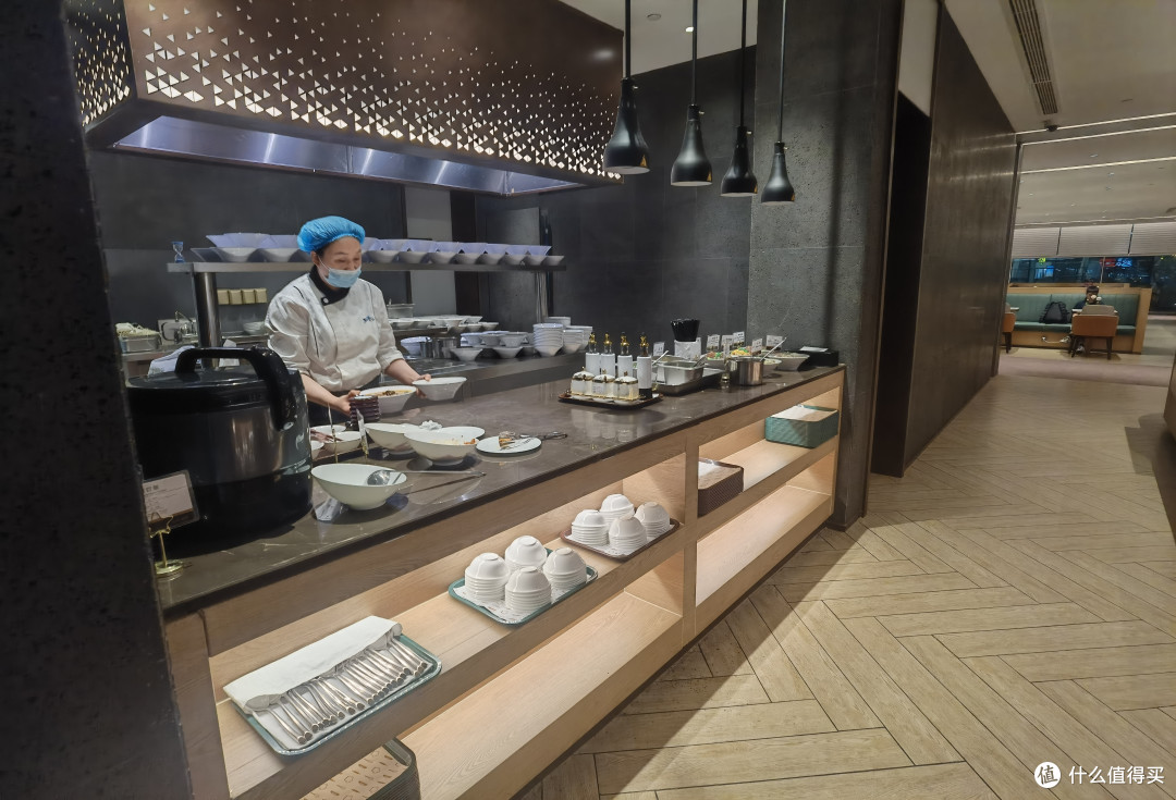 面档面档的种类还是挺多的非常正餐时间就没有热食了面包沙拉酸姐