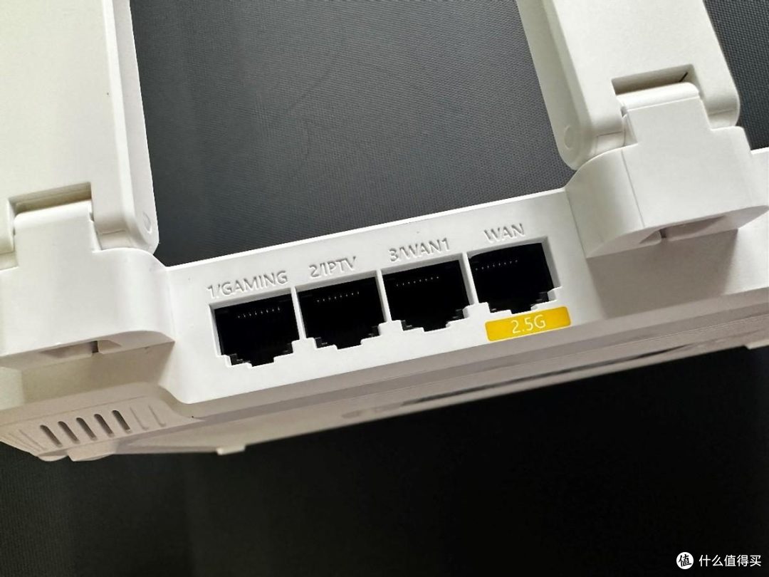 锐捷雪豹be50电竞路由器在接口方面也非常丰富.它拥有1个2.