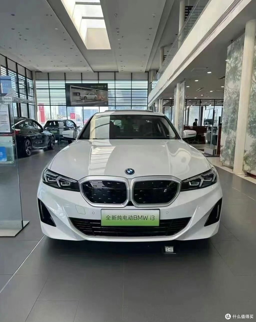 宝马i3车型定位中型纯电轿车,长宽高分别为4872*1846*1481毫米,轴距为