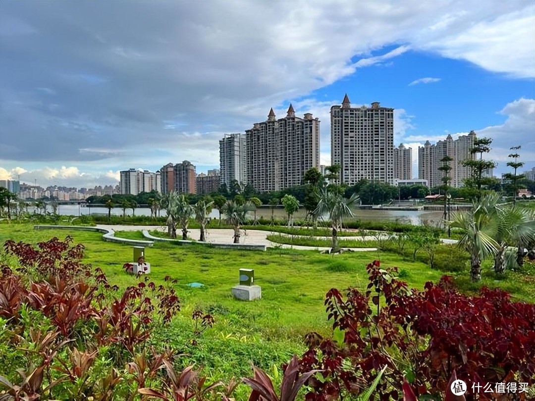 城市生存压力大，为什么农村人还纷纷来城里买房？原因很真实