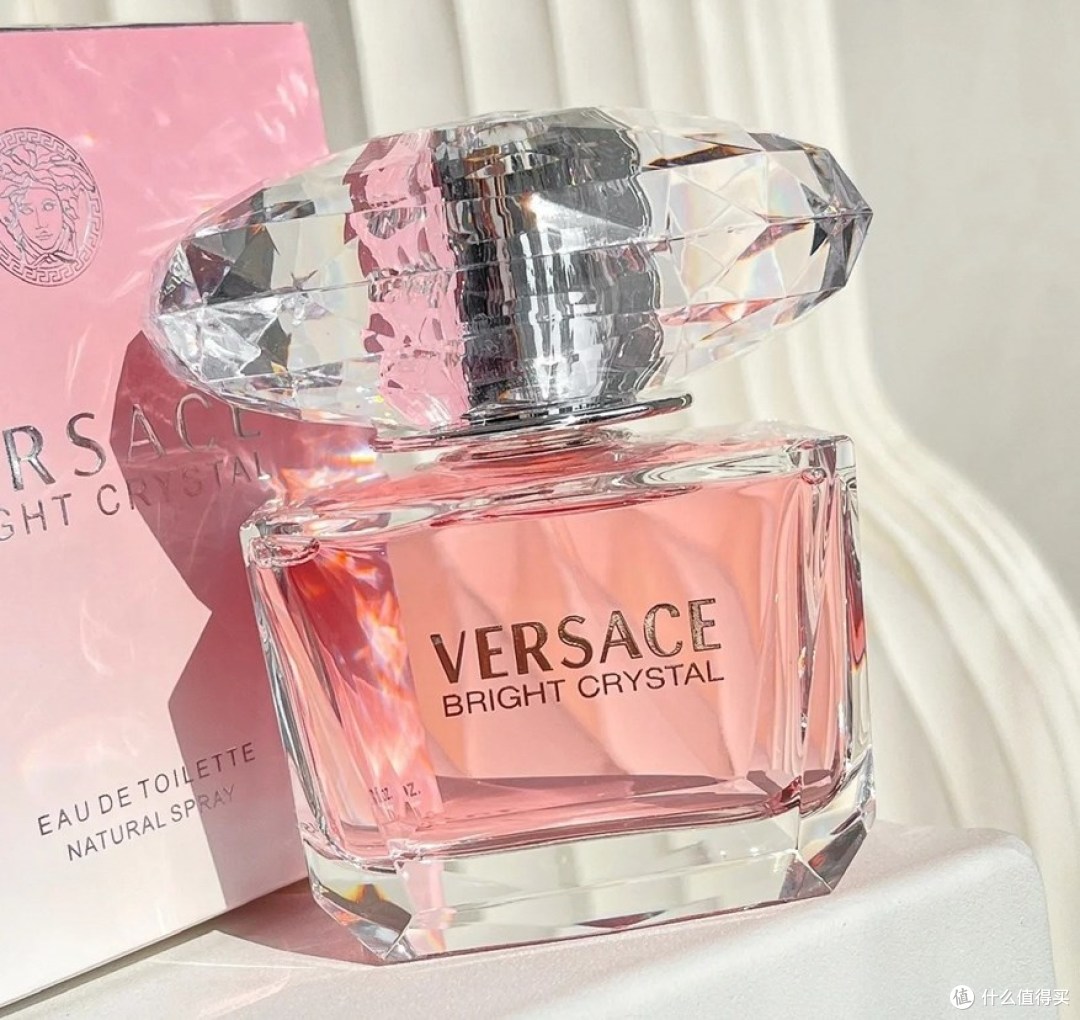 花朵繁盛而自由地绽放,最后琥珀,麝香的温暖味道点缀了整瓶香水,深