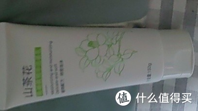 山茶花氨基酸洗面奶：深层清洁与柔和护肤的完美结合