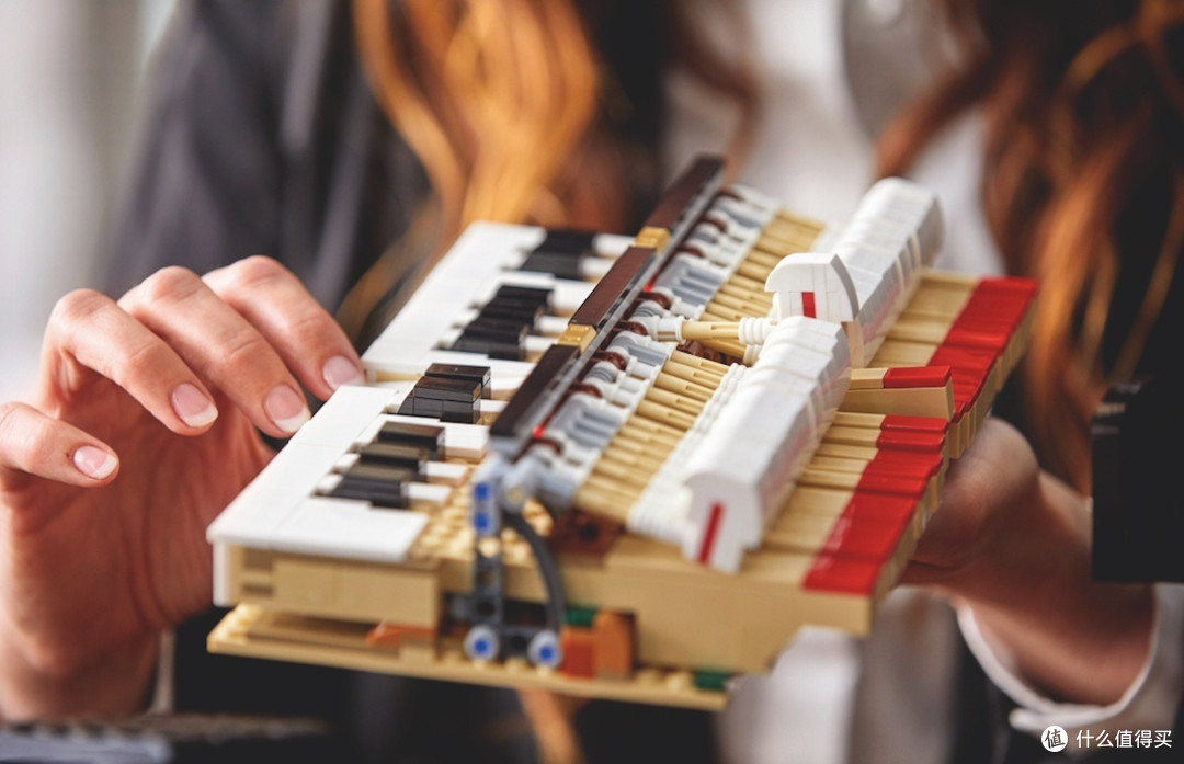 作为一款厂家宣传可弹奏的钢琴积木,这台钢琴的可动表现也是相当重要