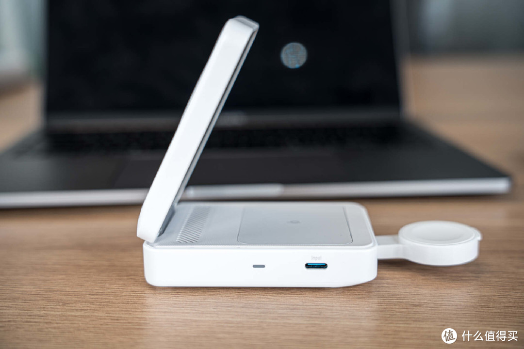 安克MagGo三合一无线充电器，苹果全家桶用户的最佳伙伴