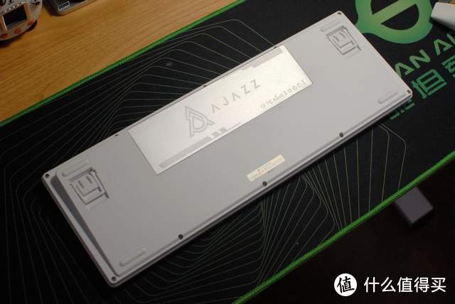 桌面新宠，搭载4.95英寸LCD彩屏的黑爵AKP815键盘，操作快人一等