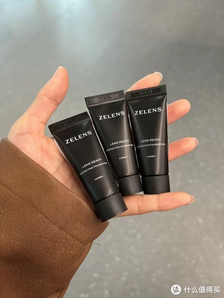 ZELENS Lens Ready聚光全能粉底液，一款集奢护养肤与完美妆效于一体的粉底液。